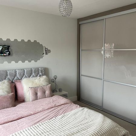 En-Suite Bedroom In A Family Home Near Gatwick Airport And Horley Station Hookwood Exterior foto