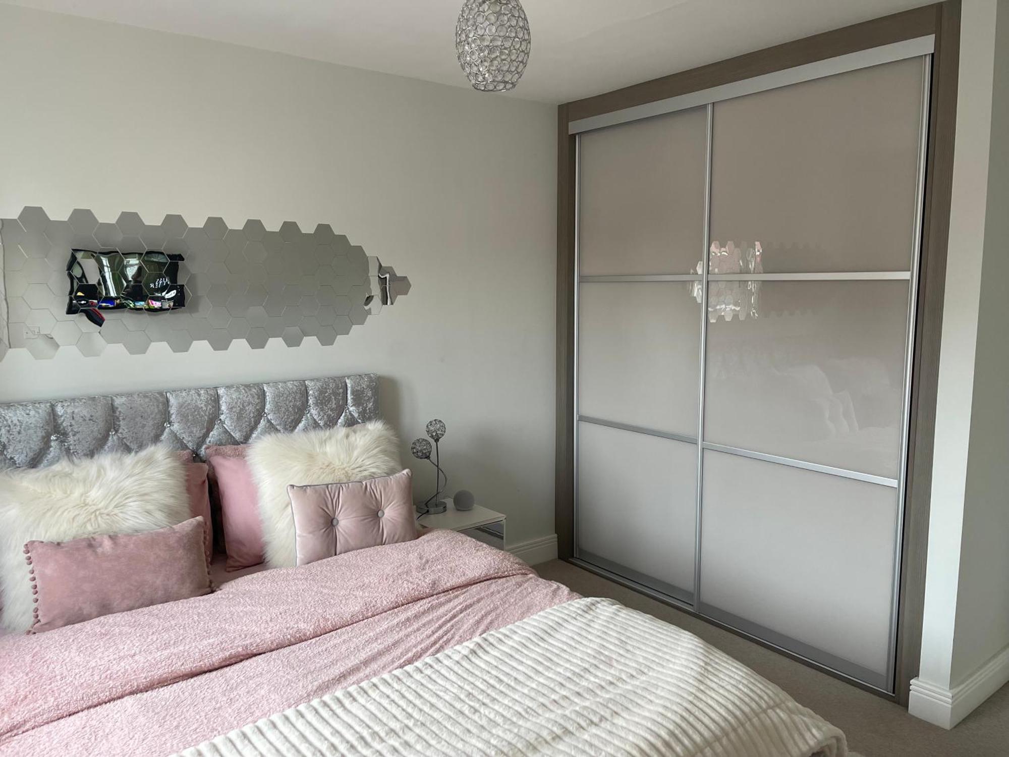 En-Suite Bedroom In A Family Home Near Gatwick Airport And Horley Station Hookwood Exterior foto